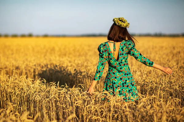 Красотка на природе. Девочка-подросток в белом платье бежит по весеннему полю, солнечный свет. — стоковое фото