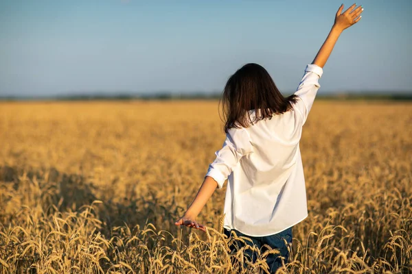 Menina beleza ao ar livre desfrutando da natureza. Menina modelo adolescente bonita no vestido branco que corre no campo da mola, luz do sol. — Fotografia de Stock