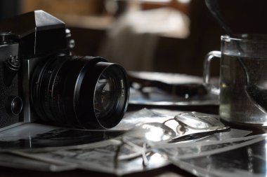 Eski moda kamera ve siyah beyaz fotoğraf