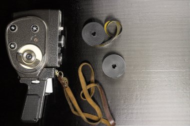Eski amatör film kamerası ve film makaraları