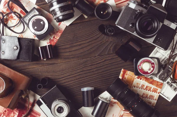 Antiguas cámaras, lentes y medidores de exposición obsoletos —  Fotos de Stock