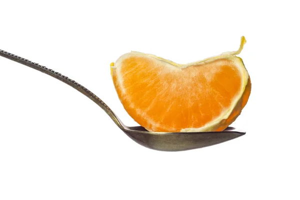 Fetta di mandarino in cucchiaio isolato — Foto Stock