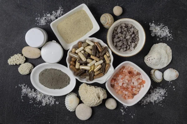 Nahrungsergänzungsmittel Kapseln Verschiedene Salzkristalle Und Meermineralien Tellern Weiß Grau Rosa — Stockfoto