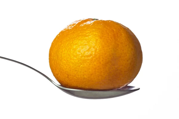 Mandarino intero in cucchiaio isolato — Foto Stock