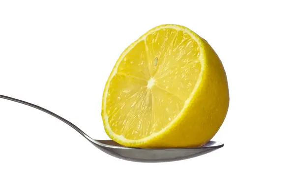 Metà limone in cucchiaio isolato — Foto Stock