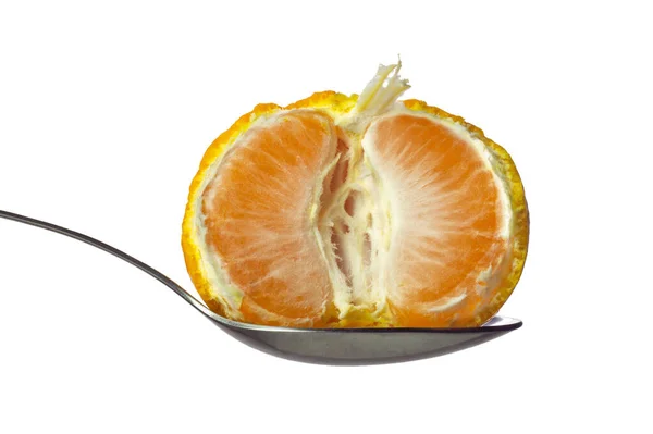 Metà del mandarino in cucchiaio isolato — Foto Stock