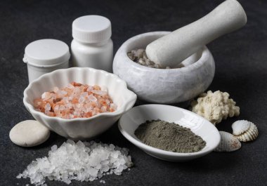 Kaselerde ve havanda çeşitli tuzlar var. Siyah zemin üzerinde beyaz, gri, pembe tuz ve deniz mineral tozu kristalleri