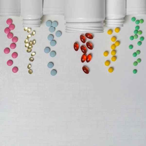 Comprimidos Multicoloridos Cápsulas Com Medicamentos Vitaminas Voam Cinco Frascos Plástico — Fotografia de Stock