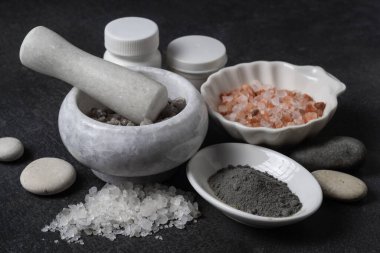 Kaselerde ve havanda beyaz, gri, pembe tuz ve deniz minerali kristalleri.