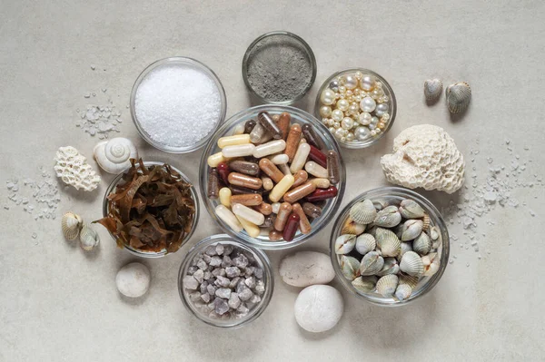 Suplementos dietéticos ou medicamentos de minerais marinhos em cápsulas — Fotografia de Stock