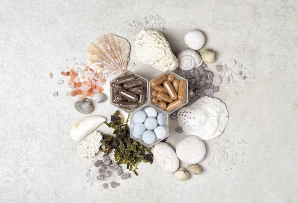 Kapsüllerdeki deniz minerallerinden beslenme takviyeleri veya ilaçlar — Stok fotoğraf
