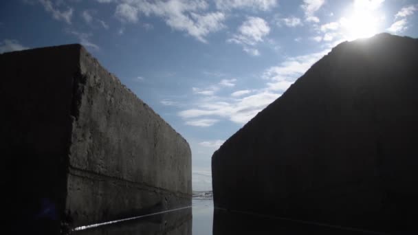 Losas Hormigón Que Sobresalen Del Mar Con Vistas Las Nubes — Vídeos de Stock