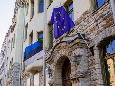 Estonya ve Avrupa Birliği bayraklarının manzarası. Tallinn, Estonya 'da