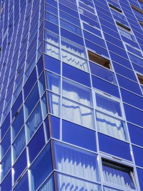 Yeni yapılmış cam gökdelenin pencerelerini kapatın.