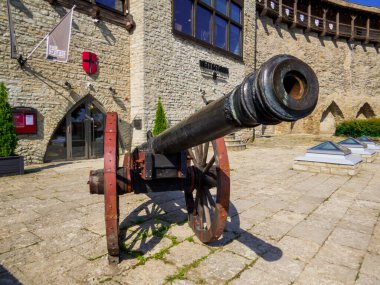Tallinn, Estonya - 21 Temmuz 2022: de Kok Müzesi ve Bastion Tünellerinde Kiek manzarası.