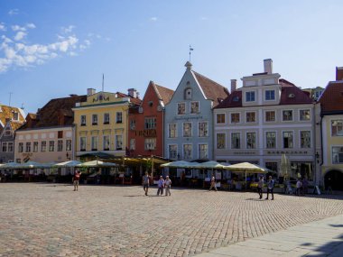 Tallinn, Estonya - 21 Temmuz 2022: Tallinn Belediye Meydanı.