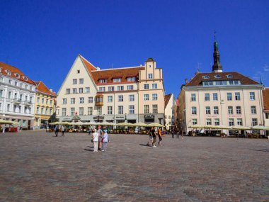 Tallinn, Estonya - 21 Temmuz 2022: Tallinn Belediye Meydanı.