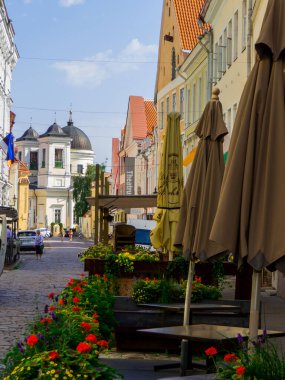 Tallinn, Estonya - 21 Temmuz 2022: Eski kentteki Picturesque Caddesi.