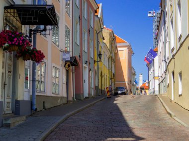 Tallinn, Estonya - 21 Temmuz 2022: Eski kentteki Picturesque Caddesi.