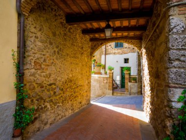 Boccheggiano, Tuscany, İtalya 'daki eski kasabanın girişine bak.