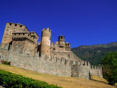 Kuzey İtalya 'daki Aosta Vadisi' nde Fenis Kalesi manzarası (İtalyanca: Castello di Fenis)