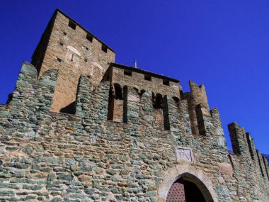 Kuzey İtalya 'daki Aosta Vadisi' nde Fenis Kalesi manzarası (İtalyanca: Castello di Fenis)