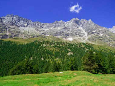 Aosta Vadisi 'nin kuzeyindeki İtalyan Alpleri manzarası