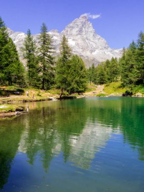 Kuzey İtalya 'daki Aosta Vadisi' nde Mavi Göl manzarası (İtalyanca: Lago Blu)