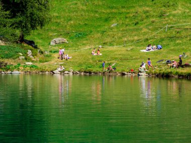 Cervinia, İtalya - 31 Temmuz 2022: Aosta Vadisi 'ndeki Mavi Göl (İtalyanca: Lago Blue).