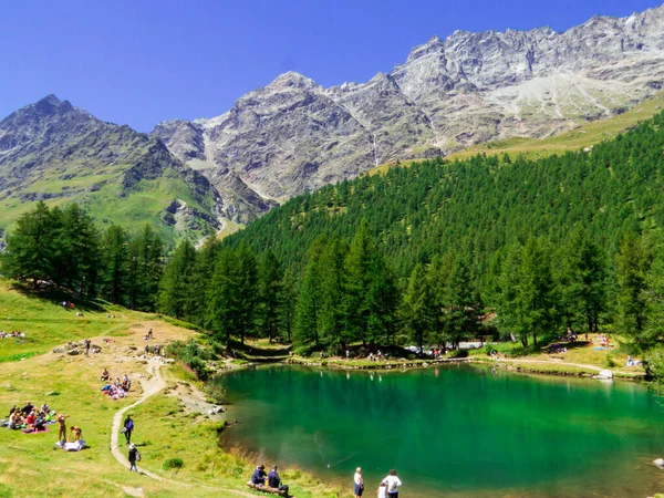Cervinia Italien Juli 2022 Människor Nära Blå Sjön Italienska Lago — Stockfoto