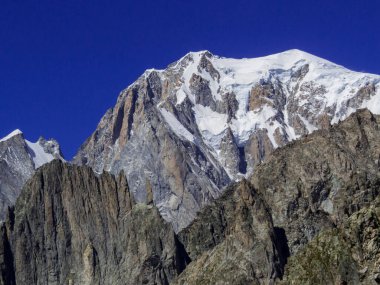 Mont Blanc (veya Monte Bianco) Alplerin İtalyan tarafından görülür