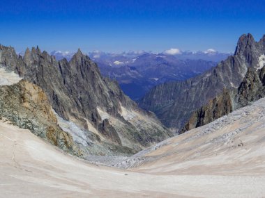 Mont Blanc (veya Monte Bianco) Alplerin İtalyan tarafından görülür