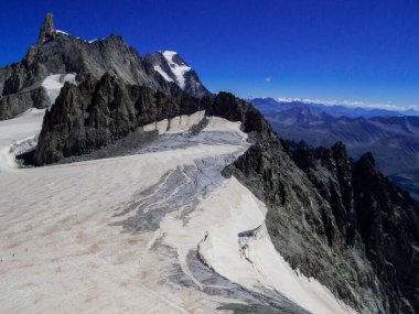 Mont Blanc (veya Monte Bianco) Alplerin İtalyan tarafından görülür