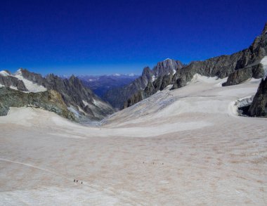 Mont Blanc (veya Monte Bianco) Alplerin İtalyan tarafından görülür