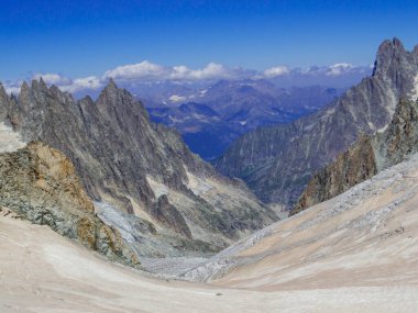 Mont Blanc (veya Monte Bianco) Alplerin İtalyan tarafından görülür