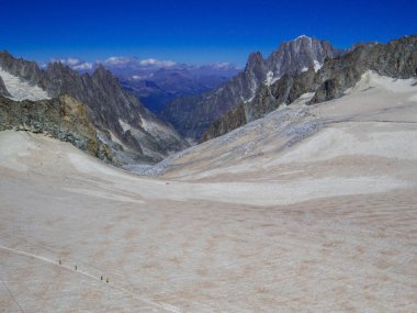 İtalyan Alplerinde Mont Blanc 'a (veya Monte Bianco) tırmanan insanlar