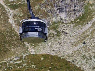 Courmayeur, İtalya - 1 Ağustos 2022: Mont Blanc 'ın tepesine çıkan teleferik, Skyway Monte Bianco.