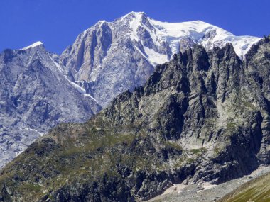 Aosta Vadisi 'ndeki Mont Blanc (veya Monte Bianco) manzarası, İtalyan Alpleri