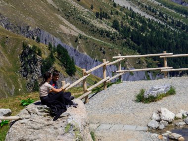 Pavillon, İtalya - 1 Ağustos 2022 Skyway Monte Bianco 'nun yarısında genç bir çift Courmayeur' dan Mont Blanc 'ın tepesine koşuyor..