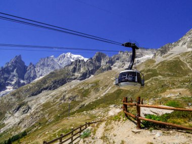 Pavillon, İtalya - 1 Ağustos 2022: Mont Blanc 'ın tepesine çıkan teleferik, Skyway Monte Bianco' nun ilk durağında dinlenen insanlar.