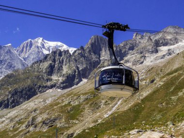 Pavillon, İtalya - 1 Ağustos 2022: Mont Blanc 'ın tepesinden Courmayeur' a giden teleferik Monte Bianco 'nun görüntüsü.