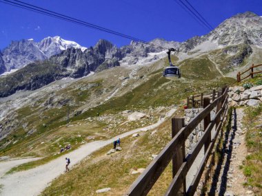 Pavillon, İtalya - 1 Ağustos 2022: Mont Blanc 'ın tepesinden Courmayeur' a giden teleferik Monte Bianco 'nun görüntüsü.