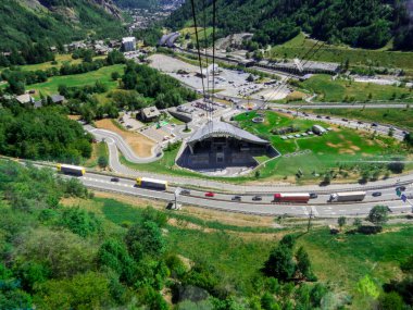 Courmayeur, İtalya - 1 Ağustos 2022: Mont Blanc 'ın tepesinden Courmayeur' a giden teleferik Monte Bianco 'nun görüntüsü.