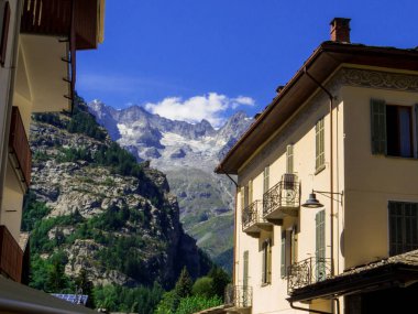Arka planda Mont Blanc (veya Monte Bianco) ile Courmayeur görünümü. İtalyan Alpleri