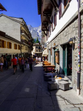 Courmayeur, 1 Ağustos 2022: Kasaba merkezinin güneşli manzarası.