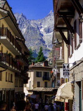 Courmayeur, 1 Ağustos 2022: Kasaba merkezinin güneşli manzarası.