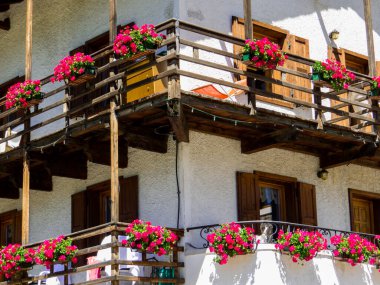 Kuzey İtalya 'daki Aosta Vadisi' ndeki Lillaz köyünde güzel balkonlar.