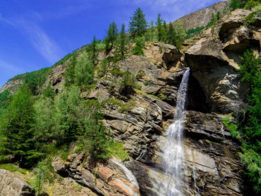 İtalya, Aosta Vadisi 'ndeki Lillaz Şelalesi manzarası