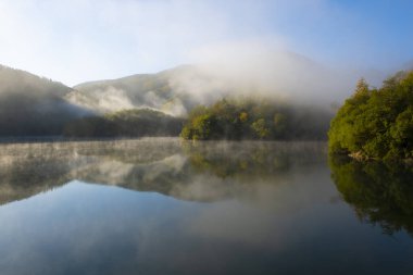 Endara rezervuarında sonbaharda sis, Lesaka belediyesi, Navarra, İspanya