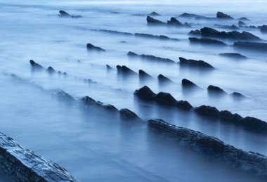 Zumaia ve Deba 'dan Flysch, Euskadi, Bask ülkesindeki Cantabrian Denizi' nin yanında..